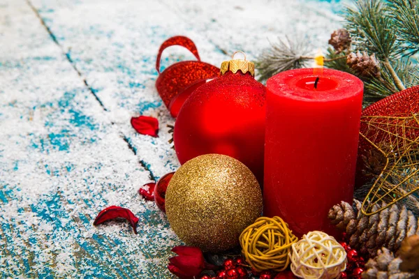 Decoración de Navidad sobre fondo de madera — Foto de Stock