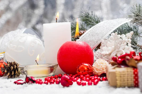 Decoração de Natal pendurado sobre fundo de madeira — Fotografia de Stock