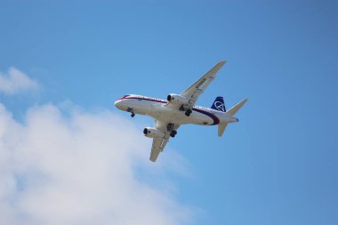 Uçak Sukhoi Superjet-100 Zhukovsky Maks-2017 sergide, gökyüzünde uçar
