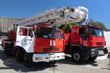 Rusya ile 50 metre yüksekliğinde Kamaz kamyon Asansör yangın ve aerodrome Kamyon IVECO Trakker Krasnodar üstünde Nisan 30 sergisinde yangın