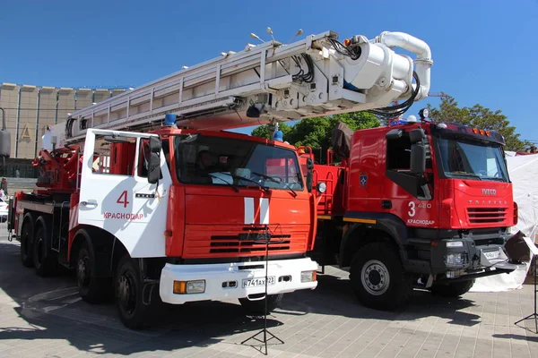 Rosyjski Fire Truck Lift Wysokości Metrów Kamaz Lotniska Strażacki Iveco — Zdjęcie stockowe
