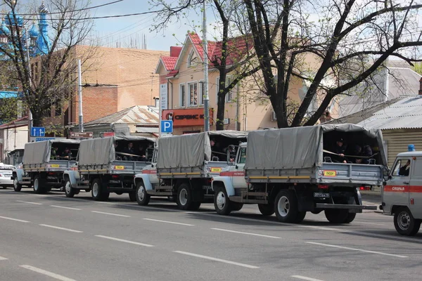 Araba sütun, Rus ulusal muhafız askerlerinin binmek Krasnodar sokaklarında