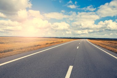 Güzel ve güneşli yol manzara gökyüzü bulutlar ve sarı alanlar ile