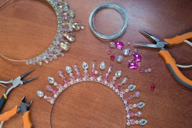 Tel ve kristal takı oluşturma işlemi. Masanın üzerinde çalışma araçları. El yapımı takılar. Ev yapımı ürünler. Üretim süreci içinde Gelin Tacı.