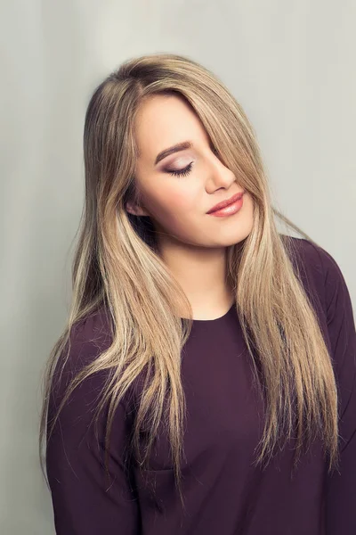 Retrato de alta qualidade de uma menina em um fundo claro. Retrato de estúdio feminino. Senhora da beleza natural. Maquiagem brilhante. Menina de vestido. Tons na moda de roupas e maquiagem . — Fotografia de Stock