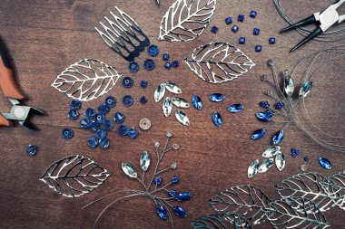 Tel, rhinestones ve kristalleri ile oluşturma takı tarak. Çalışma araçları ve boncuk. El yapımı takı üretim süreci