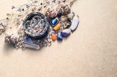 Güzel taşlar, kristaller, mineraller ve diğer malzemeler bir karton dokulu yüzeyi. Sihirli kristaller ve ürünleri.