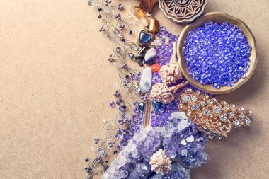 Güzel taşlar, kristaller, mineraller ve diğer malzemeler bir karton dokulu yüzeyi. Sihirli kristaller ve ürünleri.