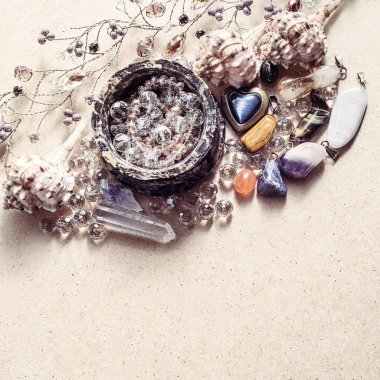 Güzel taşlar, kristaller, mineraller ve diğer malzemeler bir karton dokulu yüzeyi. Doğal ham kristaller ve ürünleri.