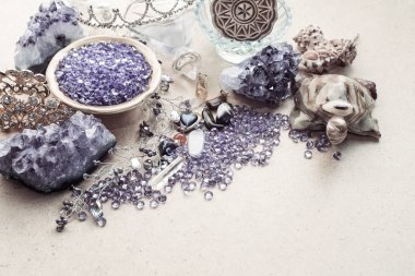Doğal taşlar, kristaller, mineraller, kabukları ve diğer malzemelerin bir karton dokulu yüzeyi. Doğal ham kristaller ve ürünleri. Standları ve iç için rakamlar