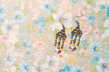 Makro fotoğraf dokulu arka plan üzerinde takı. 