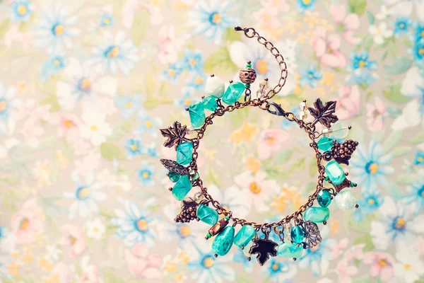 Beau bracelet turquoise avec pendentifs. Pendentifs et perles en métal . — Photo