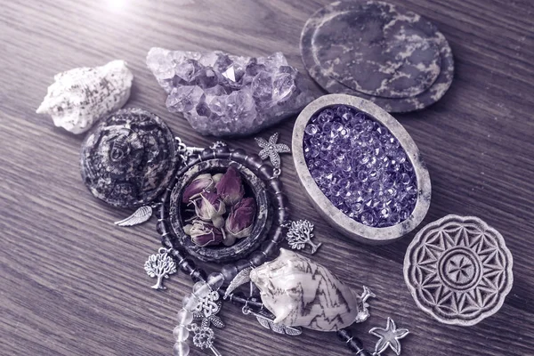 Güzel Ametist kristal, büyülü şeyler, taş ve ahşap arka plan üzerinde kabukları koleksiyonu. Sezonun trendi rengini.