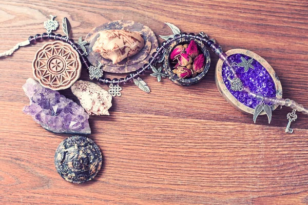 Gyönyörű Ametiszt kristály, varázslatos dolgokat, kövek és kagylók, egy fából készült háttér gyűjteménye. — Stock Fotó