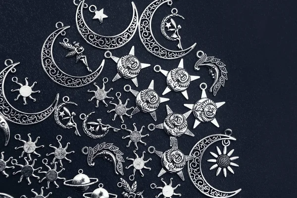 Charm colgantes de plata. El sol y la luna. Figuras estrellas y planetas. Los símbolos del cielo y el espacio . — Foto de Stock