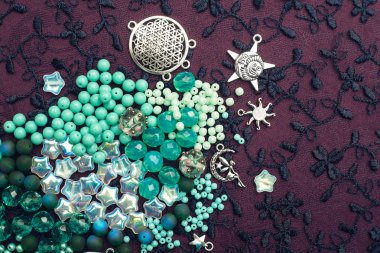 Boncuk ve boncuk güzel bir arka plan üzerinde. Yaratıcılık için fikirler. İlham ve yaratıcı süreç.