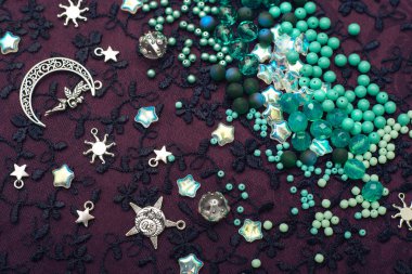 Boncuk ve boncuk güzel bir arka plan üzerinde. Yaratıcılık için fikirler. İlham ve yaratıcı süreç.