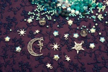 Boncuk ve boncuk güzel bir arka plan üzerinde. Yaratıcılık için fikirler. İlham ve yaratıcı süreç.