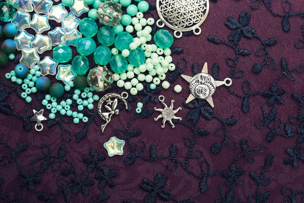 绿松石珠散落在纺织品上 创意业余爱好的想法 手工珠宝用玻璃石 — 图库照片