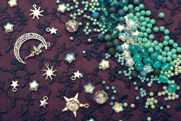 Perline Turchesi Sono Sparsi Sui Tessuti Idee Hobby Creativi Pietre — Foto Stock