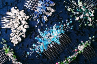 El yapımı takılar. Kristal ve rhinestones ile yapılan saç tarağı. Düğün tarzı eğilimler.