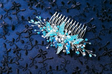 El yapımı takılar. Kristal ve rhinestones ile yapılan saç tarağı. Düğün tarzı eğilimler.