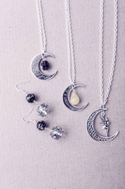 Kolye gümüş çekicilik. Moon resimler. Gökyüzü ve uzay sembolleri. Cam boncuk ve kristal küpeler
