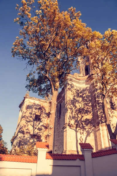 Hermosas vistas de la antigua Iglesia Europea. El edificio, algunos árboles y el cielo azul sin nubes . — Foto de Stock