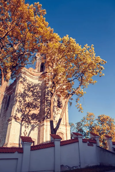 Hermosas vistas de la antigua Iglesia Europea. El edificio, algunos árboles y el cielo azul sin nubes . — Foto de Stock