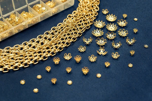 珠宝结果存储的详细信息。工艺品组件。珠子和链的杯子。青铜，黄金为创造力的的组件. — 图库照片