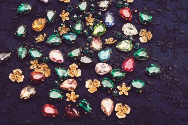 Köpüklü rhinestones çerçeve içinde. Farklı renk kristalleri. Tekstil nakış için arka plan. El yapımı fikirler.