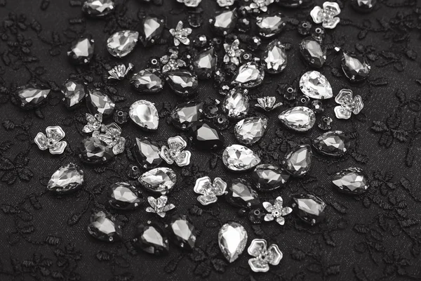 Šumivých kamínky v rámu. Černé a bílé barvy krystalů. Textilní pozadí pro vyšívání. Ručně vyráběné myšlenky. — Stock fotografie