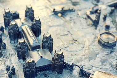 Sokak minyatür. Tarihi bina inşası. Dövme metal ürün. Vintage renk pirinç.