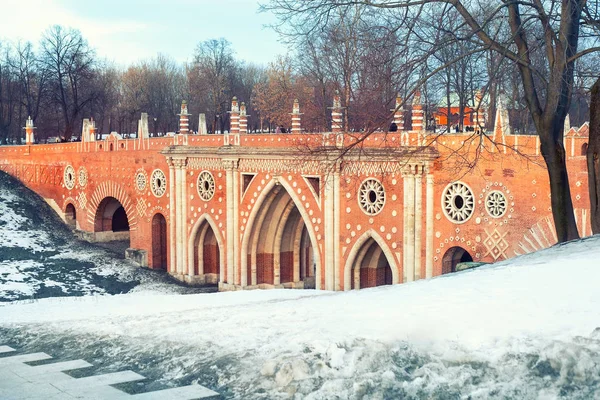 Park miejski. Widok na Stary Most. Moskwa, stolica Rosji — Zdjęcie stockowe