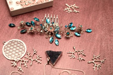 Araçları ve aksesuarları masanın üzerinde. Sanat ve dikiş için güzel nesneler. Yaratıcı fikirler.