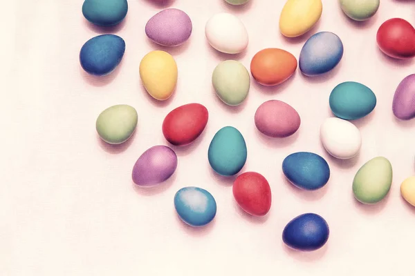 Huevos de Pascua coloridos sobre un fondo blanco. Vacaciones de Pascua. Huevos pintados de codorniz — Foto de Stock