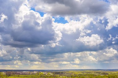 Güzel bir bulutlu gökyüzü. Geniş manzara. Uzak tepeleri. Doğal manzaralar