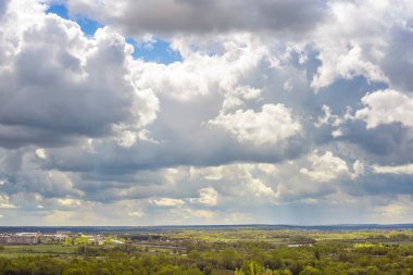 Bulutlar ve uzak tepeleri görünümü