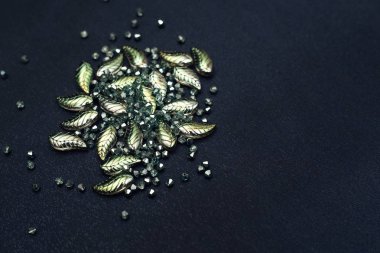 Güzel yeşil boncuk ve karanlık bir arka plan üzerinde saçılma kristaller