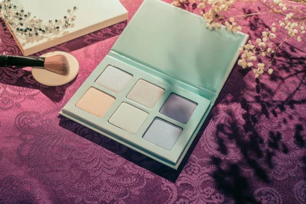 Caja paleta sombra de ojos. Cosméticos y maquillaje . — Foto de Stock