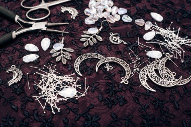 Moda tasarım ve takı oluşturmak için yaratıcı araçlar. Güzel takı imalat ve araçlar. El yapımı ilham