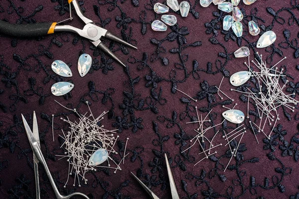 Moda tasarım ve takı oluşturmak için yaratıcı araçlar. Güzel takı imalat ve araçlar. El yapımı ilham