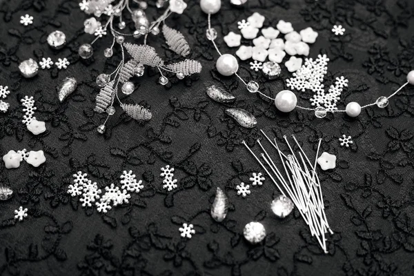 Una ramita para el peinado de la novia. Rosa y perlas de perlas y alambre para el trabajo creativo — Foto de Stock