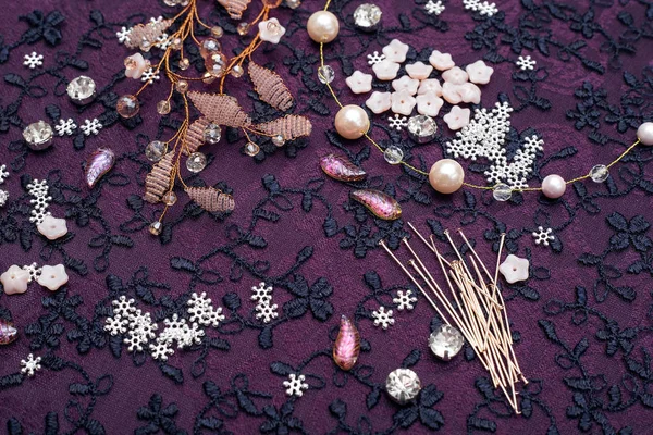 新娘发型的的小枝。粉红色和珍珠的珠子和钢丝的创造性的工作 — 图库照片