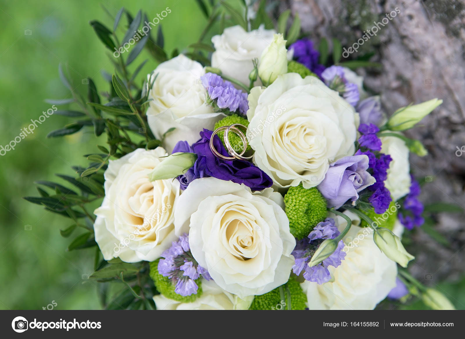 Roses Blanches Avec Bouquet De Fleurs Bleu Lavande Bague De