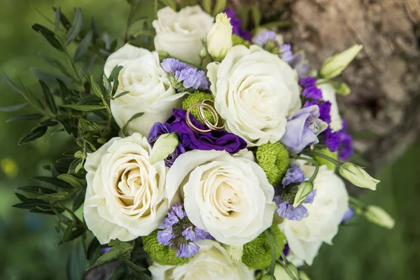 Mavi ve lavanta çiçek kokulu beyaz gül. Alyans makro fotoğrafçılık.