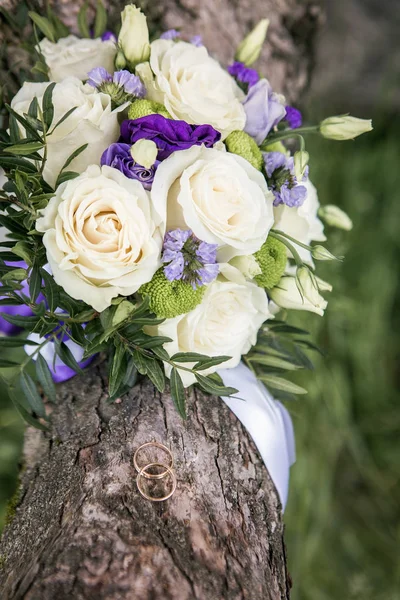 Mavi ve lavanta çiçek kokulu beyaz gül. Alyans makro fotoğrafçılık.