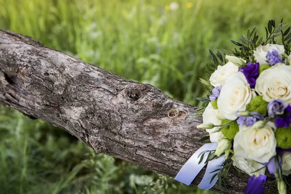 Mavi ve lavanta çiçek kokulu beyaz gül. Alyans makro fotoğrafçılık.