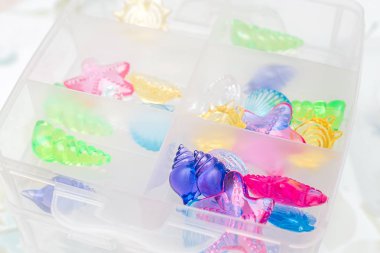 Akrilik kabukları bir kutu içinde. Dekorasyon için akvaryum. Bir çocuğun banyo dekorasyon.