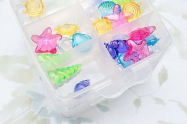 Akrilik kabukları bir kutu içinde. Dekorasyon için akvaryum. Bir çocuğun banyo dekorasyon.